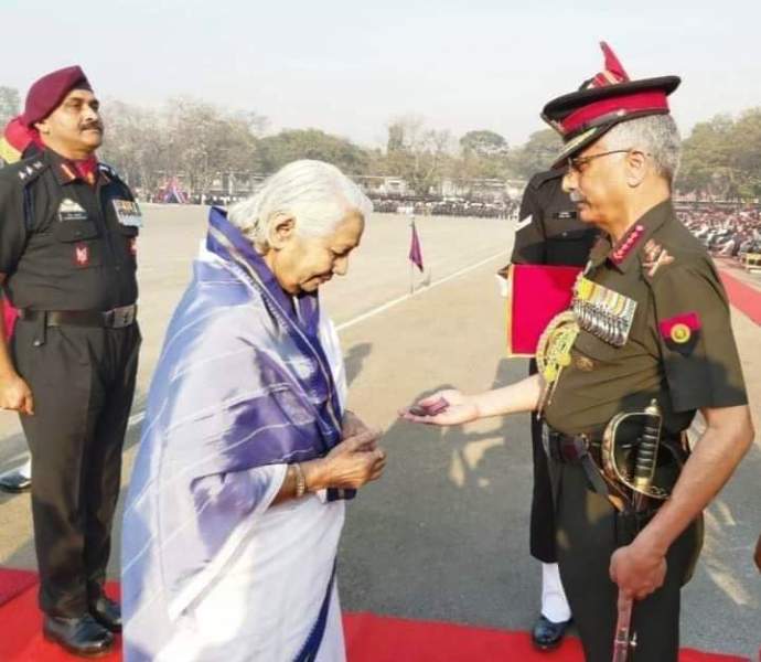 Rajeshwari Rane handing over the Param Vir Chakra of her husband, Major Rama Raghoba Rane to the Army Chief Manoj Mukund Naravane