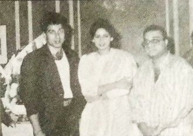Rajkumar Santoshi (extreme right) with Sunny Deol and Sridevi at the Silver Jubilee Function for the Bollywood film Ghayal (1990)