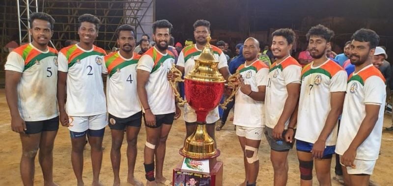 Rakshith S (fourth from left) with his team after winning the Dr.Suraj Tevanna Trophy