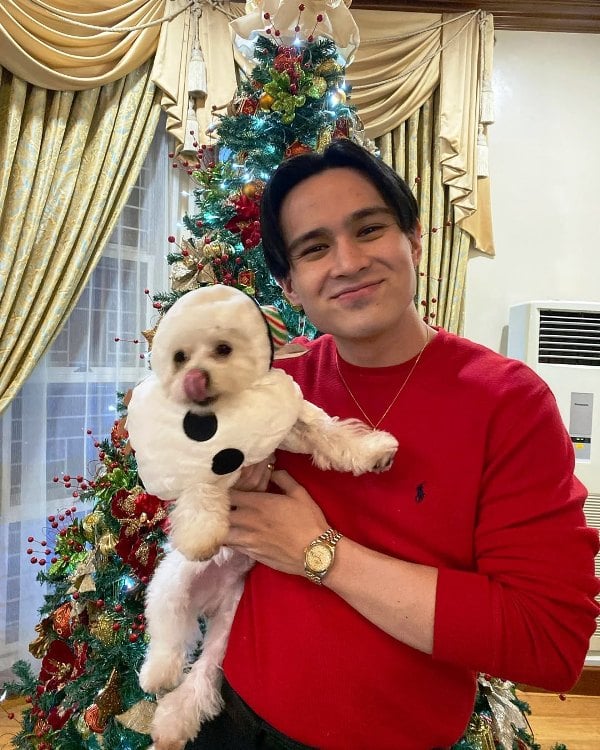 Ralph de Leon with his pet
