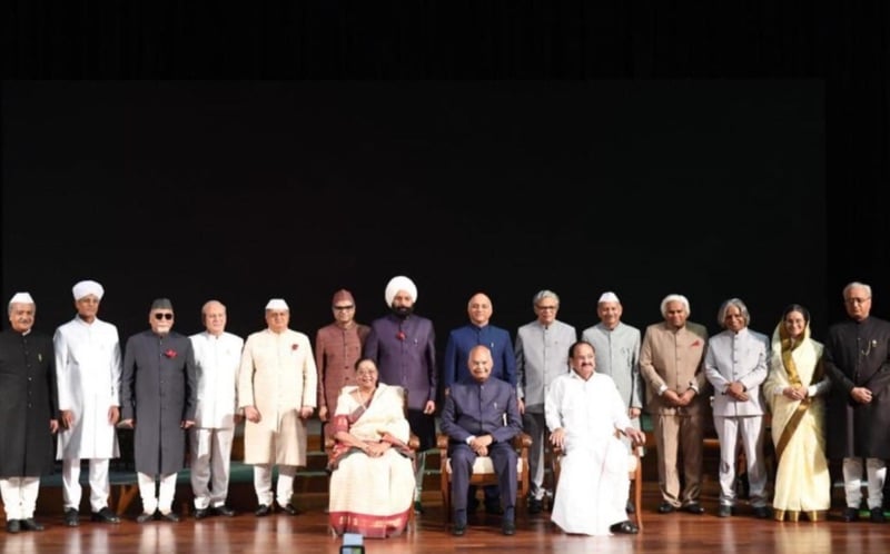 Ramakant Daayama (fifth from right) dressed in the role of Shankar Dayal Sharma