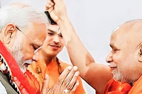 Rambhadracharya with Narendra Modi