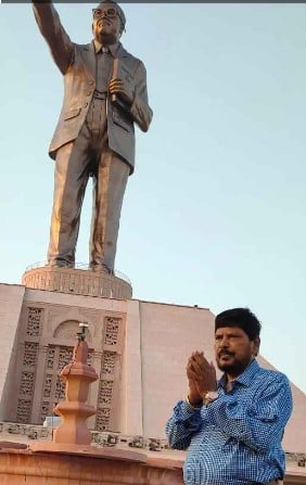 Ramdas Athawale while worshipping a statue of B. R. Ambedkar