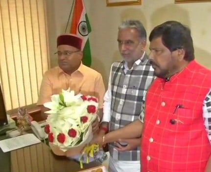 Ramdas Athawale with Thawar Chand Gehlot (left)