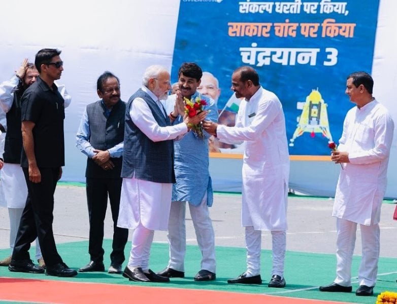 Ramesh Bidhuri presenting flowers to PM Narendra Modi