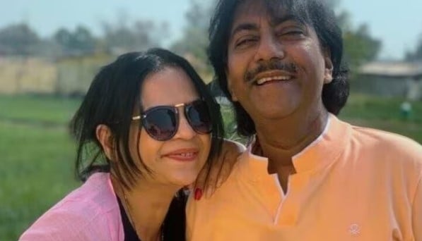 Rashid Khan with his wife, Soma Khan