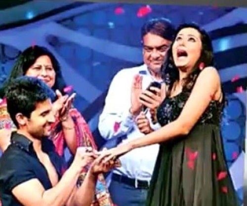 Ravi Dubey proposing Sargun Mehta for marriage