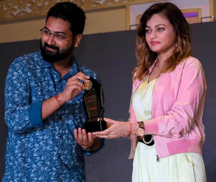Ravi Gupta being honoured by Sneha Ullal (right) when his videos got viral