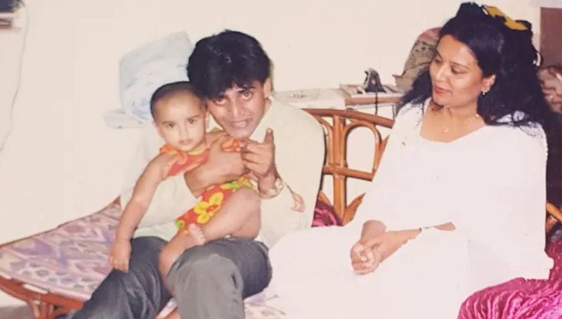 Ravi Kishan with Aparna Soni and Shinnova Soni in a family album