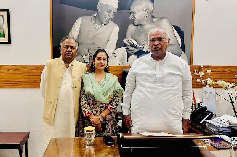Ravi Prakash Verma (extreme left) with Poorvi Verma and Congress leader Mallikarjun Kharge