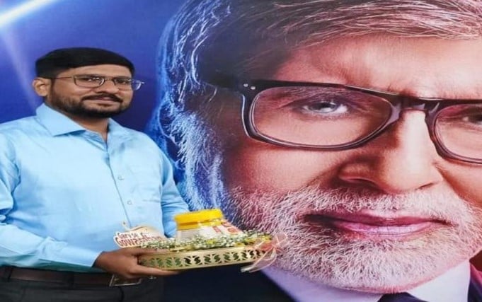 Ravi Shankar Upadhyay on the poster of Kaun Banega Crorepati (2023)