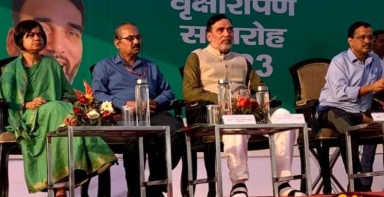 Reena Gupta during a mega tree plantation drive with the leaders of AAP in Delhi