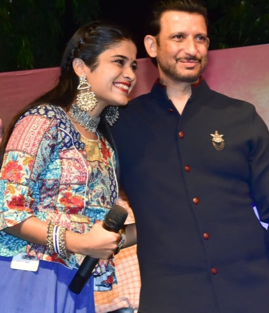 Reeva Rachh posing with Sharman Joshi
