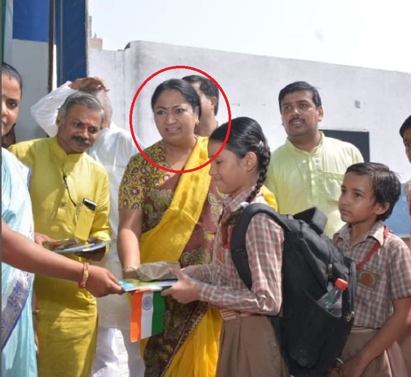 Rekha Gupta distributing rewards to students