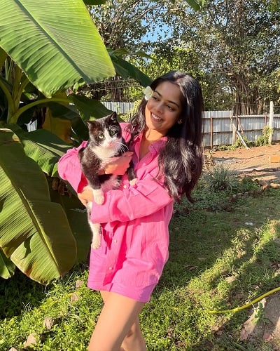 Riddhi Kumar with her pet cat