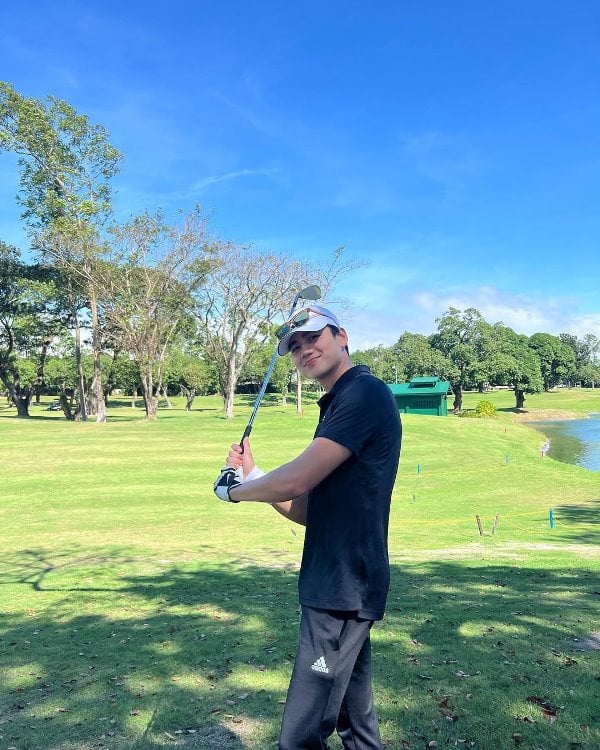 River Joseph Instagram post posing with a golf stick