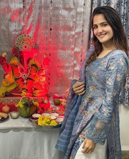 Riya Kishanchandani with the idol of Lord Ganesha