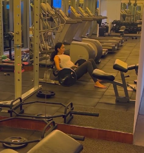 Riya Suman while working out at a gym