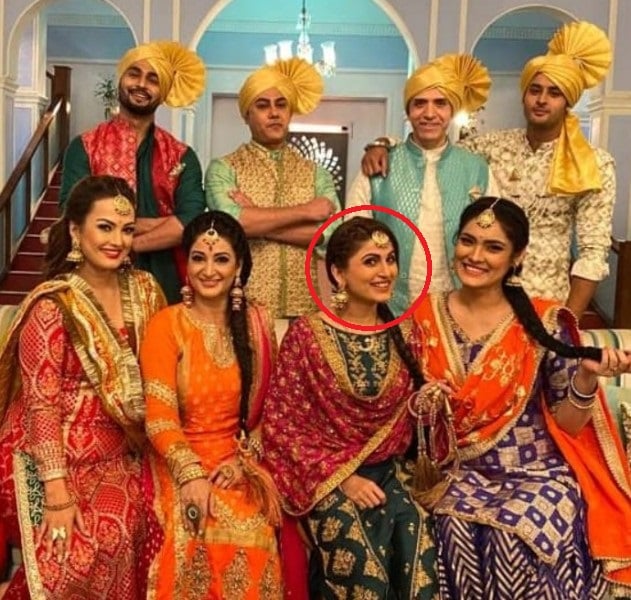 Riyanka Chanda with the cast of Meet Badlegi Duniya Ki Reet