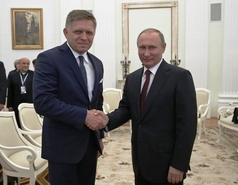 Robert Fico posing for a photo with the Russian President Vladimir Putin