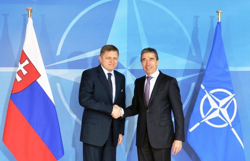 Robert Fico shaking hands with the NATO