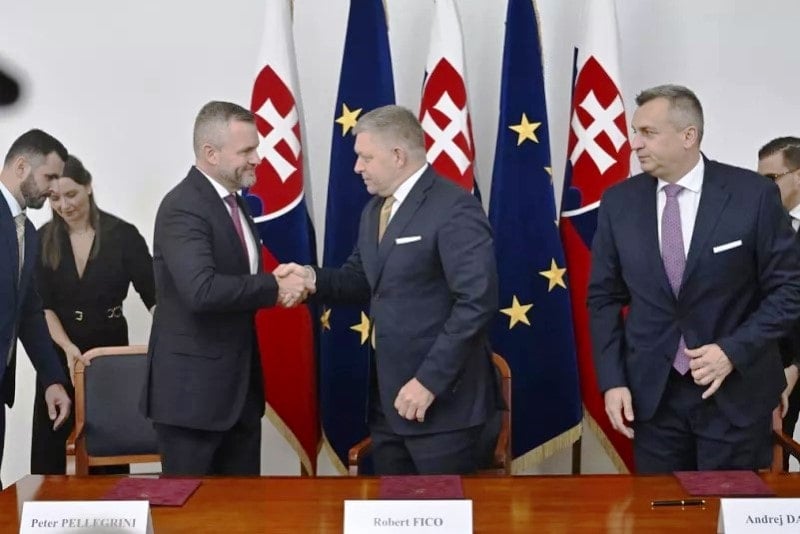 Robert Fico with PES delegates during a press conference
