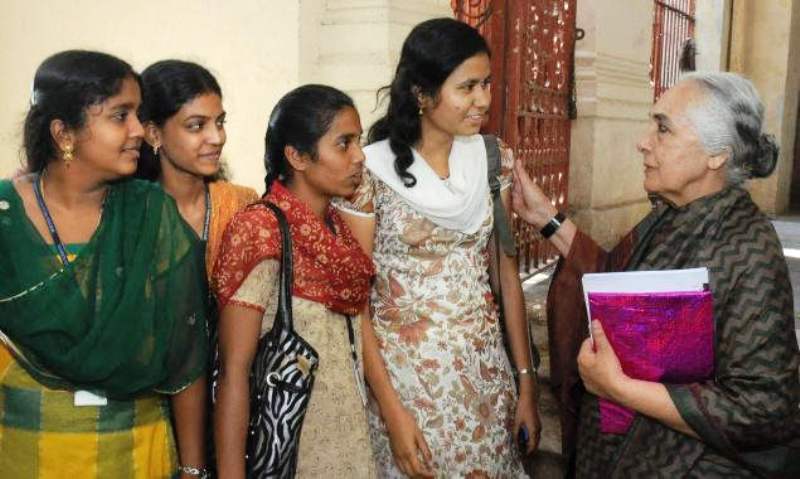 Romila Thapar interacting with a bunch of students
