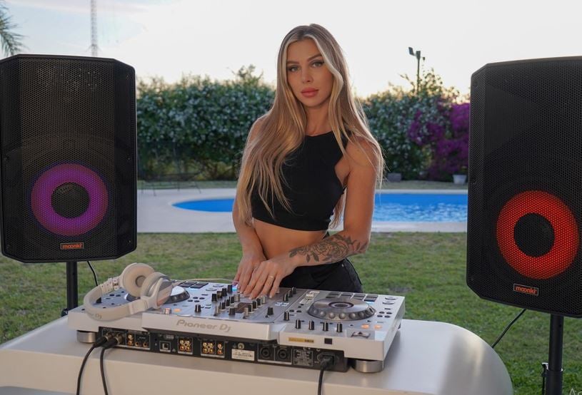 Romina Malaspina during a DJ gig