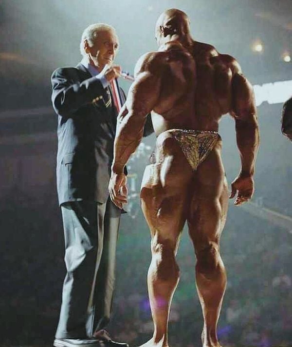 Ronnie Coleman receiving his Mr. Olympia medal