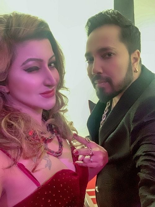 Roshni Kapoor with Mika Singh