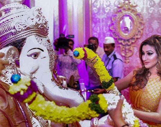 Roshni Kapoor with the idol of Lord Ganesha