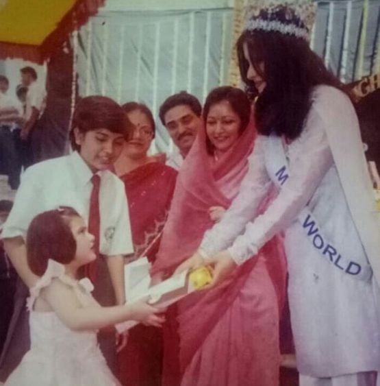 Roshni Wadhwani receiving a reward from Priyanka Chopra