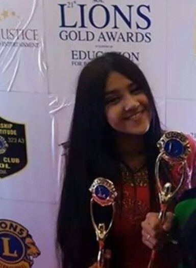 Roshni Walia with an award