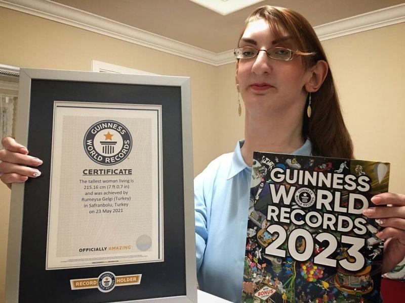 Rumeysa Gelgi holding her world records