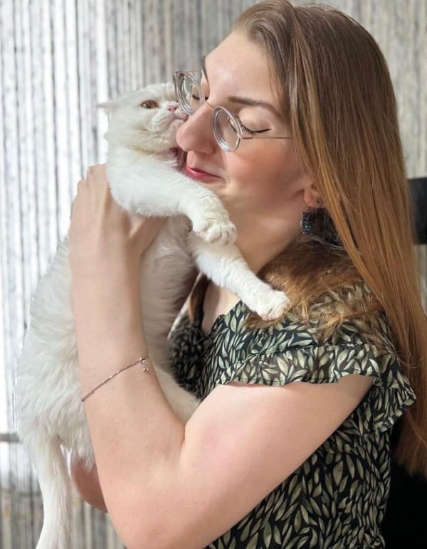 Rumeysa Gelgi with her cat