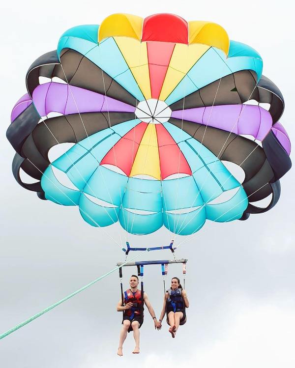 Rute Cardoso and Diogo Jota, while parasailing in Maldives