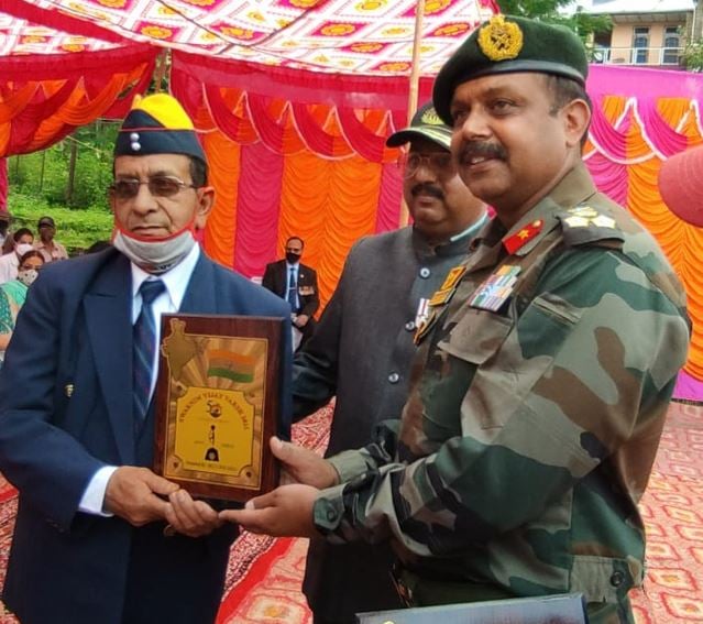 SS Sharda (right) as the Commander of the Pathankot sub-area