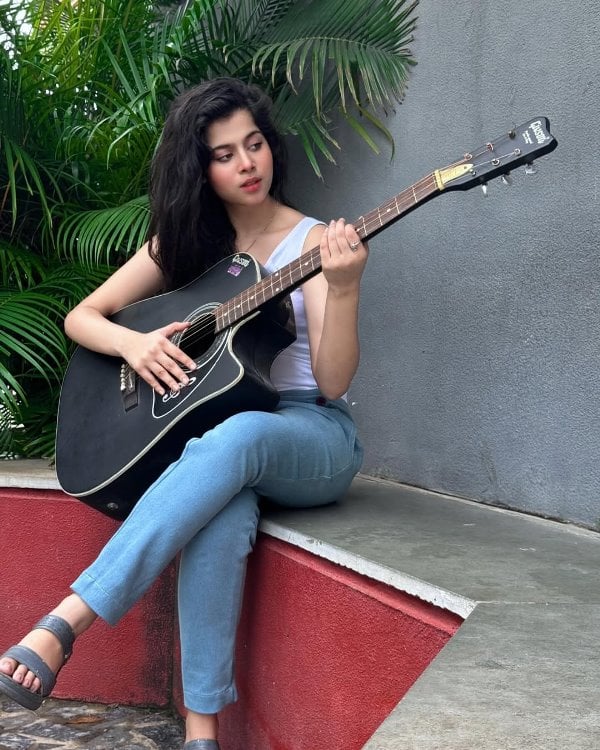 Saachi Tiwari posing with a guitar