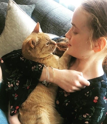 Sadie Sink with her pet cat