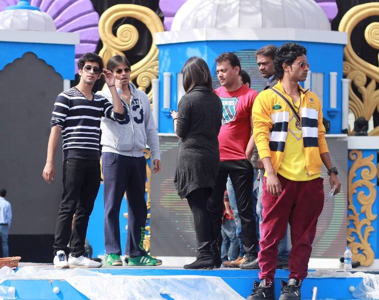 Sahaj Singh Chahal (extreme left) teaching Vivek Oberoi for an award show