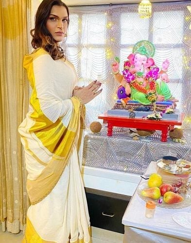 Saisha Shinde with an idol of lord Ganesha