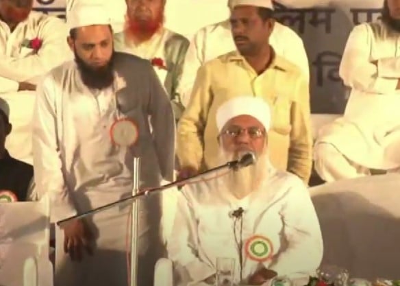 Sajjad Nomani speaking during the Deen aur Dastur Bachao movement in Kolhapur, Maharashtra
