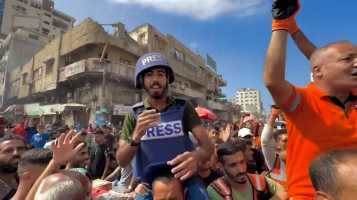 Saleh Al-Jafarawi covering Gaza clashes