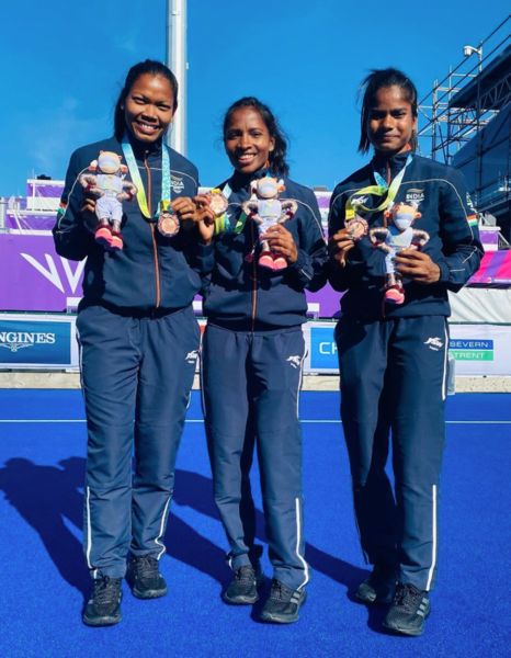 Salima Tete (extreme left) posing with her winning medal at the XXII Commonwealth Games in Birmingham, England (2022)