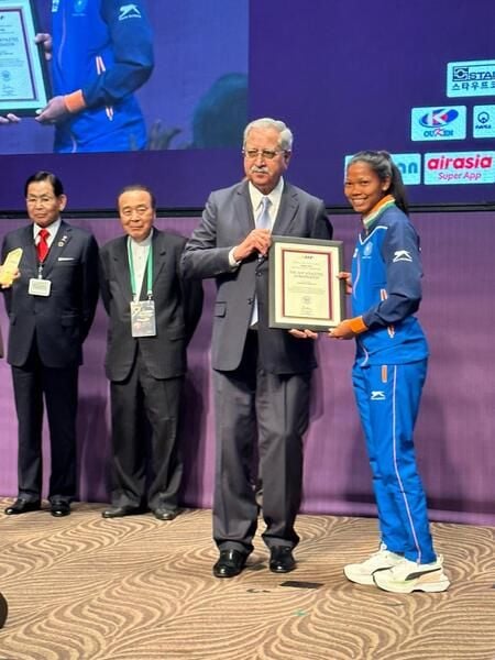 Salima Tete (wearing blue) getting appointed as the Asian Hockey Federation (AHF) Athletes Ambassador from India (2023)
