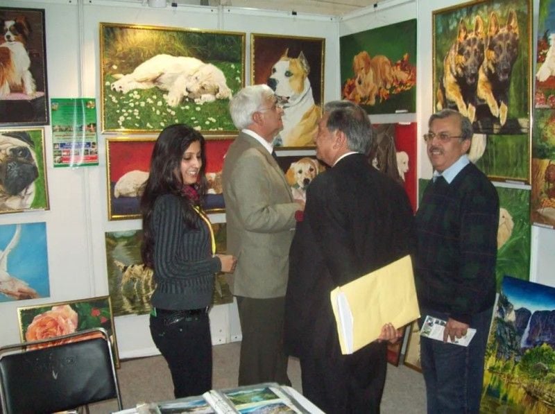Salman Khurshid (second from left) at an arts exhibition