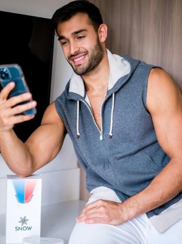 Sam Asghari endorsing a Snow product
