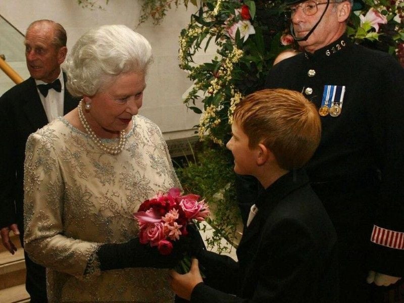 Sam Aston presenting Elisabeth II with a bouquet