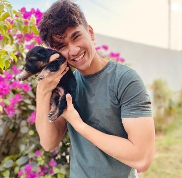 Samar Jafri posing with his pet dog