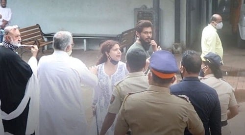 Sambhavna Seth and Avinash Dwivedi at Oshiwara Crematorium